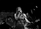 IMG 0587  Jessie Lee Houllier (chant, guitare),  Alexis &#34;Mr Al&#34; Didier, Laurent Cokelaere (basse), Julien Audigier (batterie), Gilles Erhart (claviers) : 2016, BLUES, BLUES ROCK, CHAPELLE DES LOMBARDS, CONCERT, JESSY LEE AND THE ALCHEMISTS, PARIS