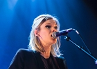 IMG 0714  Trixie Whitley (chant, guitare, claviers),  ?? (choeurs, guitare), YY (batterie, basse) : 2016, BLUES, CAFE DE LA DANSE, CONCERT, POP, ROCK, TRIXIE WHITLEY