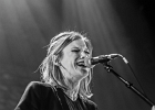IMG 0717  Trixie Whitley (chant, guitare, claviers),  ?? (choeurs, guitare), YY (batterie, basse) : 2016, BLUES, CAFE DE LA DANSE, CONCERT, POP, ROCK, TRIXIE WHITLEY