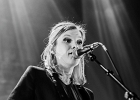 IMG 0720  Trixie Whitley (chant, guitare, claviers),  ?? (choeurs, guitare), YY (batterie, basse) : 2016, BLUES, CAFE DE LA DANSE, CONCERT, POP, ROCK, TRIXIE WHITLEY