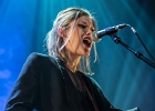 IMG 0724  Trixie Whitley (chant, guitare, claviers),  ?? (choeurs, guitare), YY (batterie, basse) : 2016, BLUES, CAFE DE LA DANSE, CONCERT, POP, ROCK, TRIXIE WHITLEY