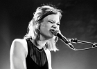 IMG 0753  Trixie Whitley (chant, guitare, claviers),  ?? (choeurs, guitare), YY (batterie, basse) : 2016, BLUES, CAFE DE LA DANSE, CONCERT, POP, ROCK, TRIXIE WHITLEY