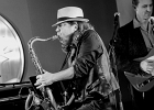 IMG 4296  Linda Gail Lewis (vocal, piano),  Didier Marty (saxophone ténor, guitare), Didier Quéron (saxophone baryton), Alexis Mazzoleni (guitare), Jacky Chalard (basse),  Jean-Jacques Cirillo (batterie). : 2016, CONCERT, JAZZ CLUB LIONEL HAMPTON, LINDA GAIL LEWIS, ROCK