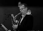 IMG 5592  Arthur Adams (vocal, guitare), Mathias Luszpinski (saxophone ténor), Jean-Marc Labbé (saxophone baryton),  Jean-Pierre Duarte (guitare), Fabien Saussaye (orgue),  Jean-Marc Despeignes (basse), Bruno Pimienta (batterie)