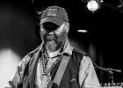 IMG 8065  Otis Taylor (chant, guitar), Miles Brett (violon),  Larry Thompson (batterie),  Todd Edmunds (basse) : 2017, BLUES, CONCERT, MATHIS HAUG, OTIS TAYLOR, PAN PIPER