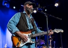 IMG 8067  Otis Taylor (chant, guitar), Miles Brett (violon),  Larry Thompson (batterie),  Todd Edmunds (basse) : 2017, BLUES, CONCERT, MATHIS HAUG, OTIS TAYLOR, PAN PIPER