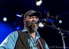 IMG 8068  Otis Taylor (chant, guitar), Miles Brett (violon),  Larry Thompson (batterie),  Todd Edmunds (basse) : 2017, BLUES, CONCERT, MATHIS HAUG, OTIS TAYLOR, PAN PIPER