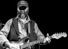 IMG 8073  Otis Taylor (chant, guitar), Miles Brett (violon),  Larry Thompson (batterie),  Todd Edmunds (basse) : 2017, BLUES, CONCERT, MATHIS HAUG, OTIS TAYLOR, PAN PIPER