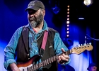IMG 8077  Otis Taylor (chant, guitar), Miles Brett (violon),  Larry Thompson (batterie),  Todd Edmunds (basse) : 2017, BLUES, CONCERT, MATHIS HAUG, OTIS TAYLOR, PAN PIPER