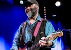 IMG 8078  Otis Taylor (chant, guitar), Miles Brett (violon),  Larry Thompson (batterie),  Todd Edmunds (basse) : 2017, BLUES, CONCERT, MATHIS HAUG, OTIS TAYLOR, PAN PIPER