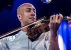 IMG 8079  Otis Taylor (chant, guitar), Miles Brett (violon),  Larry Thompson (batterie),  Todd Edmunds (basse) : 2017, BLUES, CONCERT, MATHIS HAUG, OTIS TAYLOR, PAN PIPER