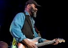 IMG 8082  Otis Taylor (chant, guitar), Miles Brett (violon),  Larry Thompson (batterie),  Todd Edmunds (basse) : 2017, BLUES, CONCERT, MATHIS HAUG, OTIS TAYLOR, PAN PIPER