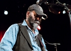 IMG 8083  Otis Taylor (chant, guitar), Miles Brett (violon),  Larry Thompson (batterie),  Todd Edmunds (basse) : 2017, BLUES, CONCERT, MATHIS HAUG, OTIS TAYLOR, PAN PIPER