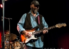 IMG 8085  Otis Taylor (chant, guitar), Miles Brett (violon),  Larry Thompson (batterie),  Todd Edmunds (basse) : 2017, BLUES, CONCERT, MATHIS HAUG, OTIS TAYLOR, PAN PIPER