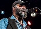 IMG 8087  Otis Taylor (chant, guitar), Miles Brett (violon),  Larry Thompson (batterie),  Todd Edmunds (basse) : 2017, BLUES, CONCERT, MATHIS HAUG, OTIS TAYLOR, PAN PIPER