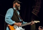 IMG 8088  Otis Taylor (chant, guitar), Miles Brett (violon),  Larry Thompson (batterie),  Todd Edmunds (basse) : 2017, BLUES, CONCERT, MATHIS HAUG, OTIS TAYLOR, PAN PIPER