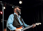 IMG 8090  Otis Taylor (chant, guitar), Miles Brett (violon),  Larry Thompson (batterie),  Todd Edmunds (basse) : 2017, BLUES, CONCERT, MATHIS HAUG, OTIS TAYLOR, PAN PIPER