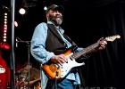 IMG 8092  Otis Taylor (chant, guitar), Miles Brett (violon),  Larry Thompson (batterie),  Todd Edmunds (basse) : 2017, BLUES, CONCERT, MATHIS HAUG, OTIS TAYLOR, PAN PIPER