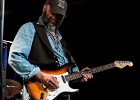IMG 8098  Otis Taylor (chant, guitar), Miles Brett (violon),  Larry Thompson (batterie),  Todd Edmunds (basse) : 2017, BLUES, CONCERT, MATHIS HAUG, OTIS TAYLOR, PAN PIPER