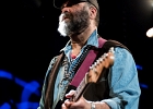 IMG 8099  Otis Taylor (chant, guitar), Miles Brett (violon),  Larry Thompson (batterie),  Todd Edmunds (basse) : 2017, BLUES, CONCERT, MATHIS HAUG, OTIS TAYLOR, PAN PIPER