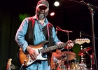 IMG 8100  Otis Taylor (chant, guitar), Miles Brett (violon),  Larry Thompson (batterie),  Todd Edmunds (basse) : 2017, BLUES, CONCERT, MATHIS HAUG, OTIS TAYLOR, PAN PIPER