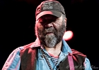 IMG 8101  Otis Taylor (chant, guitar), Miles Brett (violon),  Larry Thompson (batterie),  Todd Edmunds (basse) : 2017, BLUES, CONCERT, MATHIS HAUG, OTIS TAYLOR, PAN PIPER