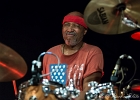 IMG 8102  Otis Taylor (chant, guitar), Miles Brett (violon),  Larry Thompson (batterie),  Todd Edmunds (basse) : 2017, BLUES, CONCERT, MATHIS HAUG, OTIS TAYLOR, PAN PIPER