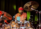 IMG 8103  Otis Taylor (chant, guitar), Miles Brett (violon),  Larry Thompson (batterie),  Todd Edmunds (basse) : 2017, BLUES, CONCERT, MATHIS HAUG, OTIS TAYLOR, PAN PIPER