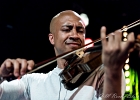 IMG 8106  Otis Taylor (chant, guitar), Miles Brett (violon),  Larry Thompson (batterie),  Todd Edmunds (basse) : 2017, BLUES, CONCERT, MATHIS HAUG, OTIS TAYLOR, PAN PIPER