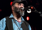 IMG 8110  Otis Taylor (chant, guitar), Miles Brett (violon),  Larry Thompson (batterie),  Todd Edmunds (basse) : 2017, BLUES, CONCERT, MATHIS HAUG, OTIS TAYLOR, PAN PIPER