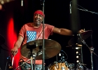 IMG 8117  Otis Taylor (chant, guitar), Miles Brett (violon),  Larry Thompson (batterie),  Todd Edmunds (basse) : 2017, BLUES, CONCERT, MATHIS HAUG, OTIS TAYLOR, PAN PIPER