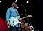 IMG 8118  Otis Taylor (chant, guitar), Miles Brett (violon),  Larry Thompson (batterie),  Todd Edmunds (basse) : 2017, BLUES, CONCERT, MATHIS HAUG, OTIS TAYLOR, PAN PIPER