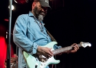IMG 8120  Otis Taylor (chant, guitar), Miles Brett (violon),  Larry Thompson (batterie),  Todd Edmunds (basse) : 2017, BLUES, CONCERT, MATHIS HAUG, OTIS TAYLOR, PAN PIPER