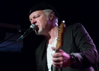 IMG 9914  Fred Chapellier &#38; The Gents Featuring Dale Blade : Fred Chapellier (guitare, chant), Guillaume Destarac (batterie), Christophe Garreau (basse), Philippe Billoin (claviers), Pascal &#34;bako&#34; Mikaelian (harmonica) et Dale Blade (chant) : 2017, CONCERT, DALE BLADE, FRED CHAPELLIER, FRED CHAPELLIER AND THE GENTS, NEW MORNING