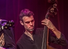 20180126-IMG 4947  Cory Seznec (chant, guitare), David Chalumeau (harmonica), Renaud Ollivier (percussions / batterie), Thomas Garoche (basse / contrebasse), Daniel Mizrahi (guitare) et leurs invités : Gunnar Ellwanger (choriste), Shushan Kerovp (choriste), Julia Zech (choriste), Corentin Boizot-Blaise (percusion) : 2018, CONCERT, CORY SEZNEC, PARIS, STUDIO DE L ERMITAGE