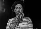 IMG 5908  Nico Duportal (guitare, chant), Thibaut Chopin (basse), Pascal Mucci (batterie), Olivier Cantrelle (claviers), Sylvain Téjérizo (saxophone tenor), Alex Bertein (saxophone baryton) : 2018, BLUES, CONCERT, NICO DUPORTAL AND HIS RHYTHM DUDES, SWING, TRITON LE