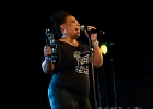 20180601-IMG 7736  The Bellrays : Lisa Kekaula (chant),  Robert Vennum (guitare), Bernard Yin (basse), Marty Faragher (batterie) : 2018, CONCERT, GUYANCOURT, LA BATTERIE, ROCK, SOUL, THE BELLRAYS