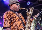 IMG 7804  Selwyn Birchwood (chant, guitare), Regi Oliver (sax baryton, flûte traversière), Courtney Girlie (batterie), Donald « Huuf » Wright (basse) : 2018, BLUES, CONCERT, HARGEVILLE, SELWYN BIRCHWOOD, TRACTEUR BLUES