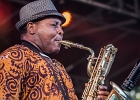 IMG 7825  Selwyn Birchwood (chant, guitare), Regi Oliver (sax baryton, flûte traversière), Courtney Girlie (batterie), Donald « Huuf » Wright (basse) : 2018, BLUES, CONCERT, HARGEVILLE, SELWYN BIRCHWOOD, TRACTEUR BLUES