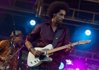 IMG 7838  Selwyn Birchwood (chant, guitare), Regi Oliver (sax baryton, flûte traversière), Courtney Girlie (batterie), Donald « Huuf » Wright (basse) : 2018, BLUES, CONCERT, HARGEVILLE, SELWYN BIRCHWOOD, TRACTEUR BLUES