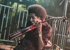 IMG 7858  Selwyn Birchwood (chant, guitare), Regi Oliver (sax baryton, flûte traversière), Courtney Girlie (batterie), Donald « Huuf » Wright (basse) : 2018, BLUES, CONCERT, HARGEVILLE, SELWYN BIRCHWOOD, TRACTEUR BLUES