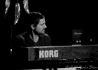 20181126-IMG 1520  Henrik Freischlader (chant, guitare), Moritz Meinschafer (batterie), Armin Alic (basse), Roman Babik claviers), Marco Zugner (sax) : 2018, BLUES, CONCERT, HENRIK FREISCHLADER BAND, NEW MORNING, ROCK