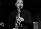 20181126-IMG 1547  Henrik Freischlader (chant, guitare), Moritz Meinschafer (batterie), Armin Alic (basse), Roman Babik claviers), Marco Zugner (sax) : 2018, BLUES, CONCERT, HENRIK FREISCHLADER BAND, NEW MORNING, ROCK
