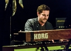 20181126-IMG 1565  Henrik Freischlader (chant, guitare), Moritz Meinschafer (batterie), Armin Alic (basse), Roman Babik claviers), Marco Zugner (sax) : 2018, BLUES, CONCERT, HENRIK FREISCHLADER BAND, NEW MORNING, ROCK