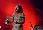 20190912-IMG 5746  Altin Gun : Merve Dasdemir (chant, claviers), Erdinc Ecevit Yildiz (saz, claviers, chant), Ben Rider (guitare), Gino Groeneveld (percussions),  Jasper Verhulst (basse),  Daniel Smienk (batterie) : ALTIN GUN, PARIS-CIGALE (La)