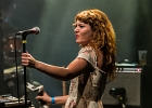 20190912-IMG 5753  Altin Gun : Merve Dasdemir (chant, claviers), Erdinc Ecevit Yildiz (saz, claviers, chant), Ben Rider (guitare), Gino Groeneveld (percussions),  Jasper Verhulst (basse),  Daniel Smienk (batterie) : ALTIN GUN, PARIS-CIGALE (La)