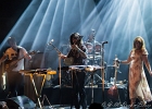 20190912-IMG 5767  Altin Gun : Merve Dasdemir (chant, claviers), Erdinc Ecevit Yildiz (saz, claviers, chant), Ben Rider (guitare), Gino Groeneveld (percussions),  Jasper Verhulst (basse),  Daniel Smienk (batterie) : ALTIN GUN, PARIS-CIGALE (La)