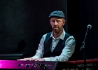 20191122-IMG 6738  Nico Duportal (guitare, voix), Pascal Mucci (batterie), Olivier Cantrelle (claviers), Alexis Bertein (sax baryton, guitare acoustique, percussions),  Sylvain Tejerizo (saxo ténor, percussions), Antoine Pozzo Di Borgo (basse) : NICO DUPORTAL, NICO DUPORTAL AND THE SPARKS, PARIS-JAZZ CAFE MONTPARNASSE