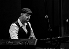 20191122-IMG 6749  Nico Duportal (guitare, voix), Pascal Mucci (batterie), Olivier Cantrelle (claviers), Alexis Bertein (sax baryton, guitare acoustique, percussions),  Sylvain Tejerizo (saxo ténor, percussions), Antoine Pozzo Di Borgo (basse) : NICO DUPORTAL, NICO DUPORTAL AND THE SPARKS, PARIS-JAZZ CAFE MONTPARNASSE