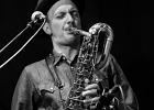 20191122-IMG 6766  Nico Duportal (guitare, voix), Pascal Mucci (batterie), Olivier Cantrelle (claviers), Alexis Bertein (sax baryton, guitare acoustique, percussions),  Sylvain Tejerizo (saxo ténor, percussions), Antoine Pozzo Di Borgo (basse) : NICO DUPORTAL, NICO DUPORTAL AND THE SPARKS, PARIS-JAZZ CAFE MONTPARNASSE